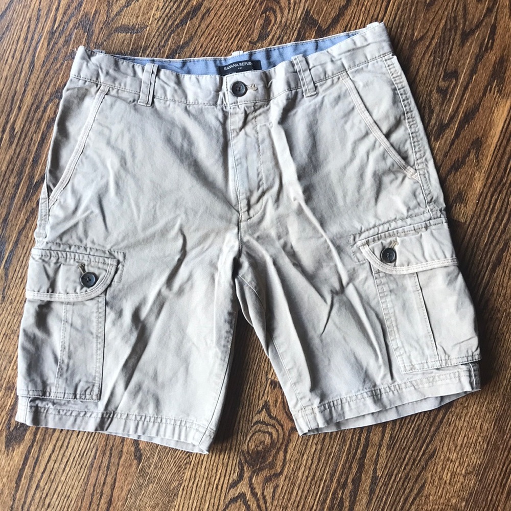 Men’s khaki shorts